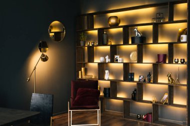 Sarı ışıklandırmalı, siyahlı, modern bir apartmanın içi. Güzel iç dekorasyon