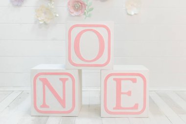 Kızın ilk doğum gününün dekoru. Küpler etiketli.