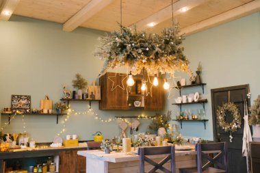 Güzel Noel süslemeleri olan mutfak. Tatil geçmişi. Yeni Yıl