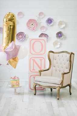 Kızın ilk doğum gününün dekoru. Küplerde bir tane var. Tatil jeli balonları