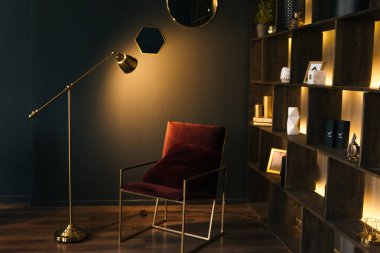 Sarı ışıklandırmalı, siyahlı, modern bir apartmanın içi. Güzel iç dekorasyon