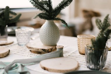 Güzel Noel süslemeleri olan mutfak. Tatil geçmişi. Yeni Yıl