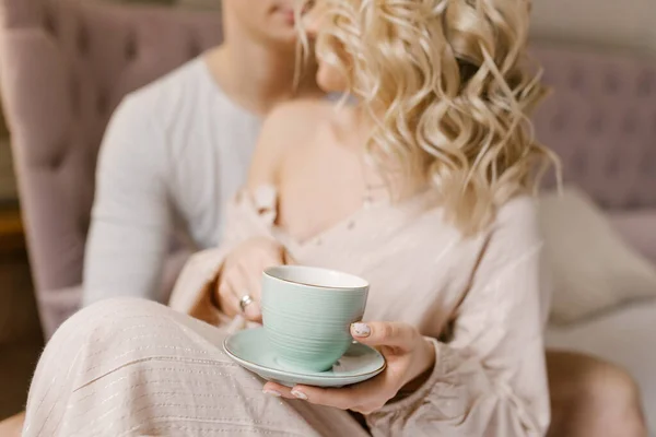 Chico Chica Con Una Taza Café Cama Enfoque Suave —  Fotos de Stock