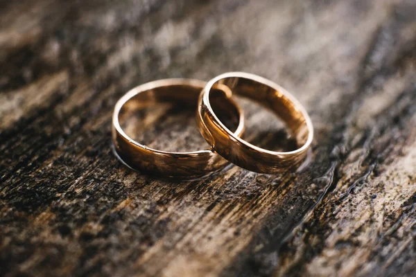 Anillos Boda Una Superficie Textura Madera Hermosa Primer Plano — Foto de Stock