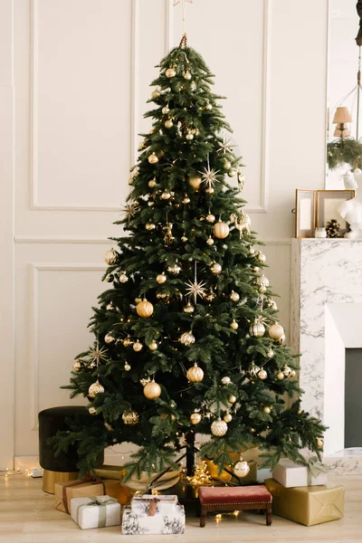 圣诞节和新年的装饰 圣诞树上有玩具和礼物 — 图库照片