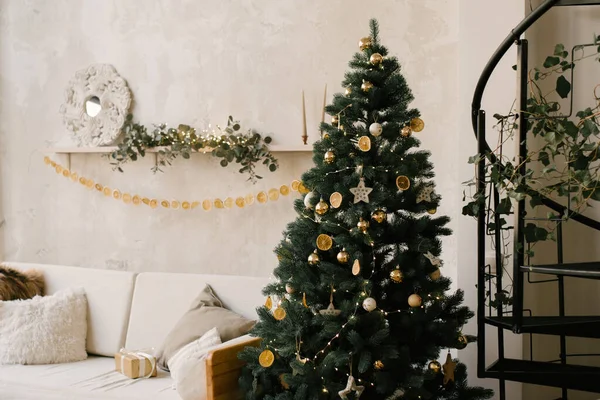 Het Decor Van Kerstmis Nieuwjaar Kerstboom Met Speelgoed Cadeaus — Stockfoto