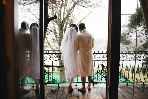 Morgen Des Hochzeitstages Braut Und Bräutigam Morgenmantel Auf Dem Balkon — Stockfoto