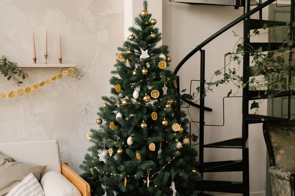 圣诞节和新年的装饰 圣诞树上有玩具和礼物 — 图库照片