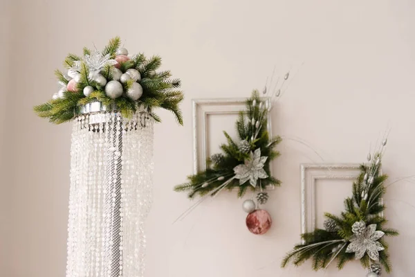 Die Dekoration Von Weihnachten Und Neujahr Kompositionen Aus Fichte — Stockfoto