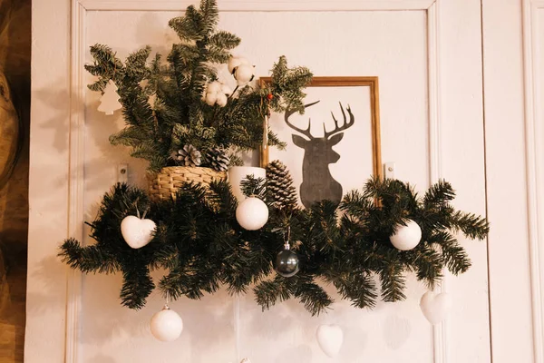 スプルースとクリスマスのインテリア装飾の美しい詳細 — ストック写真