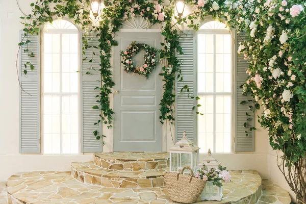 窓のある家のポーチは美しい緑の花 春の装飾で飾られています — ストック写真