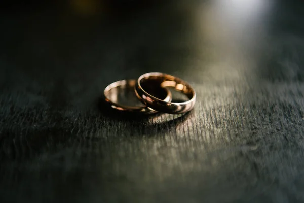 Elegantes Alianças Casamento Para Noiva Noivo Fundo Preto Com Destaques — Fotografia de Stock
