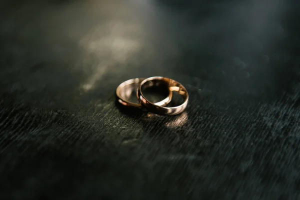 Elegantes Anillos Boda Para Los Novios Fondo Negro Con Reflejos — Foto de Stock