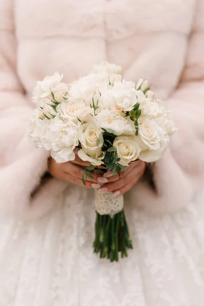 Gyönyörű Esküvői Csokor Menyasszony — Stock Fotó
