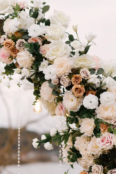 Arco Madeira Para Cerimônia Casamento Com Belas Flores Lâmpadas Retro — Fotografia de Stock