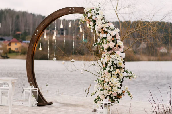 Wooden Arch Wedding Ceremony Beautiful Flowers Retro Lamps Lake Autumn — Stock Photo, Image