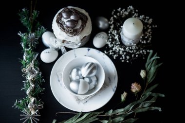 Gümüş ile geleneksel Paskalya kek yumurta, mumlar ve willow siyah bir zemin üzerine boyalı. Seçici odak