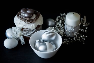 Gümüş ile geleneksel Paskalya kek yumurta, mumlar ve willow siyah bir zemin üzerine boyalı. Seçici odak