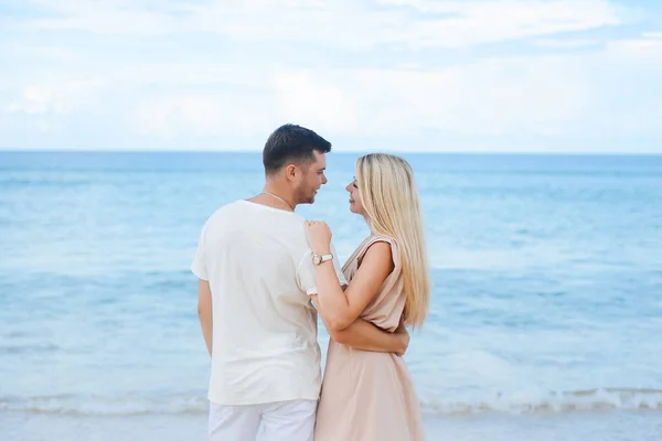 Giovane Attraente Uomo Donna Innamorati Camminano Abbracciano Sullo Sfondo Sabbia — Foto Stock