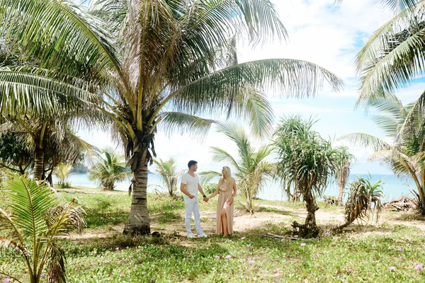 자연을 배경으로 여자와 매력적 남자의 초상화 야자나무 근처에 여행자들의 — 스톡 사진