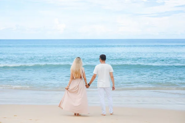Jovem Atraente Homem Mulher Apaixonados Caminham Abraçam Fundo Areia Branca — Fotografia de Stock