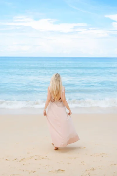 Attractive Blonde Young Woman Stands White Sand Azure Sea Coast — Stock Photo, Image