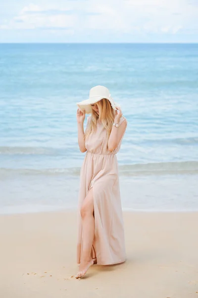 Привлекательная Блондинка Шляпе Длинном Платье Стоит Белоснежном Песке Лазурного Морского Лицензионные Стоковые Изображения