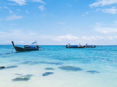 Mavi suları ve Tayland tekneleriyle Bambu Adası Cenneti