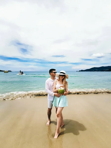 Attraktiv Man Och Kvinna Med Kokos Patong Beach Phuket Thailand — Stockfoto