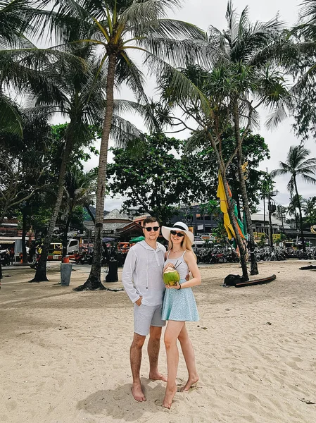 Homem Mulher Atraentes Com Coco Praia Patong Phuket Tailândia — Fotografia de Stock