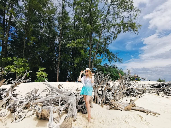 Piękna Dziewczyna Kapeluszu Rajskiej Wyspie Bambus Niebieską Wodą Łodziami Tajlandia — Zdjęcie stockowe