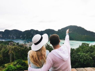 Erkek ve kadınlar Phi Phi Don Twin Bay 'de dinleniyor. Bakış açısı, Krabi, Tayland