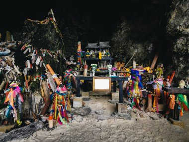 Eski bir bereket mağarası (Pranang mağarası). Tayland, Krabi Adası