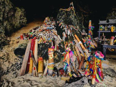 Eski bir bereket mağarası (Pranang mağarası). Tayland, Krabi Adası