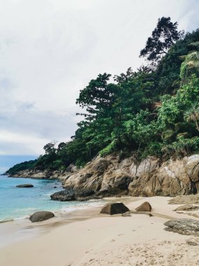 Beyaz kumları, dalgaları ve kayaları, Phuket, Tayland 'ı olan terk edilmiş güzel bir sahil özgürlüğü.