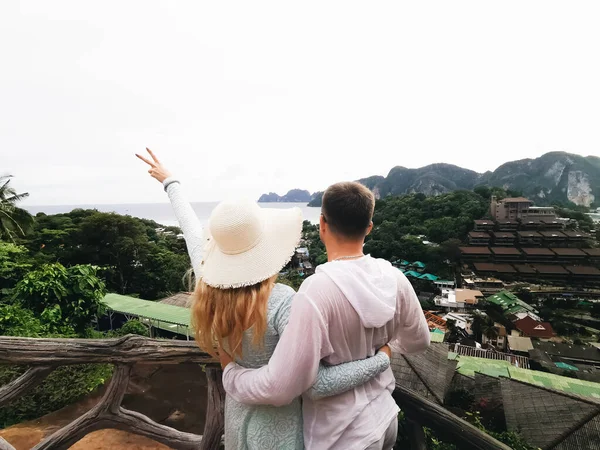 Uomo Donna Rilassarsi Sul Phi Phi Don Twin Bay Viewpoint — Foto Stock