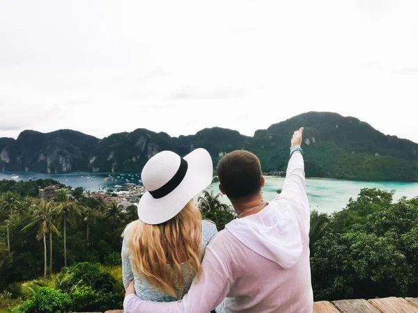 Uomo Donna Rilassarsi Sul Phi Phi Don Twin Bay Viewpoint — Foto Stock