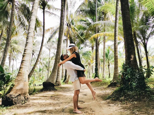 Retrato Homem Atraente Com Uma Menina Contra Pano Fundo Natureza — Fotografia de Stock