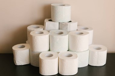 Tuvalet kağıdı, tuvalet kağıdıyla her eve bir paket. Coronavirüs, Covid-19, hijyen ve panik yüzünden dükkanlarda tuvalet kağıdı eksikliği kavramı. 