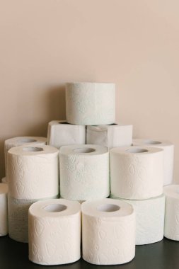 Tuvalet kağıdı, tuvalet kağıdıyla her eve bir paket. Coronavirüs, Covid-19, hijyen ve panik yüzünden dükkanlarda tuvalet kağıdı eksikliği kavramı. 