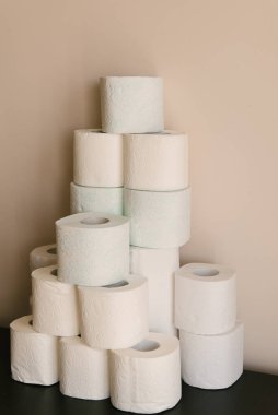 Tuvalet kağıdı, tuvalet kağıdıyla her eve bir paket. Coronavirüs, Covid-19, hijyen ve panik yüzünden dükkanlarda tuvalet kağıdı eksikliği kavramı. 