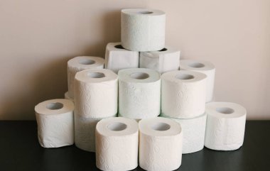 Tuvalet kağıdı, tuvalet kağıdıyla her eve bir paket. Coronavirüs, Covid-19, hijyen ve panik yüzünden dükkanlarda tuvalet kağıdı eksikliği kavramı. 