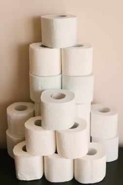 Tuvalet kağıdı, tuvalet kağıdıyla her eve bir paket. Coronavirüs, Covid-19, hijyen ve panik yüzünden dükkanlarda tuvalet kağıdı eksikliği kavramı. 