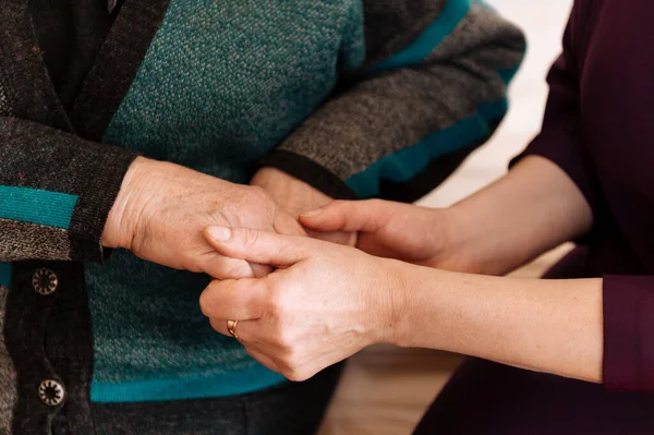 Großaufnahme Einer Jungen Weiblichen Hand Die Die Älteren Hände Einer — Stockfoto