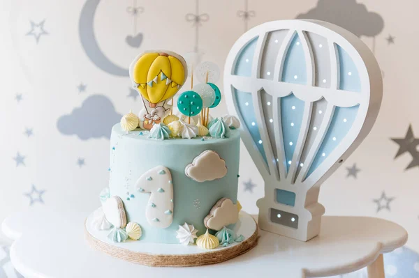 Prima Torta Compleanno Bambini Torta Blu Con Nuvole Meringa Palloncini — Foto Stock
