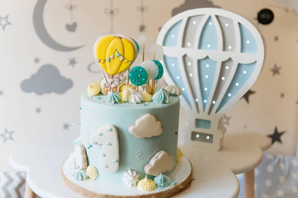 Primer Pastel Cumpleaños Los Niños Pastel Azul Con Nubes Merengue — Foto de Stock