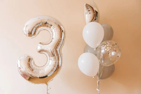 Beyaz ve gri balonlar ve üç numara