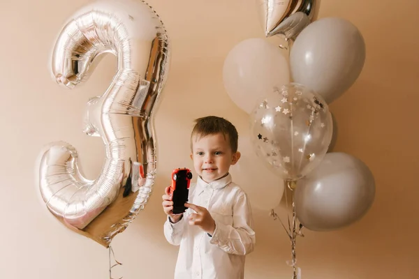 Garoto Bonito Anos Idade Comemorando Seu Aniversário Foto Uma Criança — Fotografia de Stock