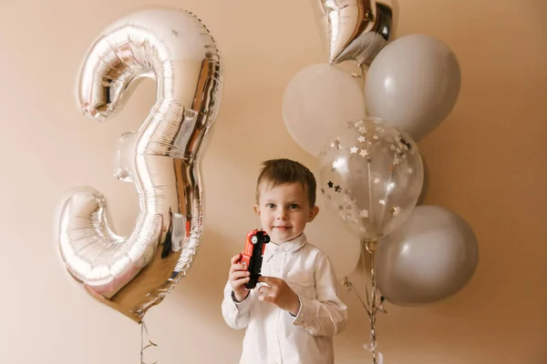 Garoto Bonito Anos Idade Comemorando Seu Aniversário Foto Uma Criança — Fotografia de Stock