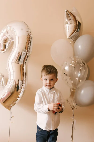 Garoto Bonito Anos Idade Comemorando Seu Aniversário Foto Uma Criança — Fotografia de Stock